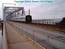 Blick auf die Kleinbeltsbr�cke in DK. 1936 hoch �ber der Meerenge eingeweiht. Ein Platz, den ich sehr gerne aufsuche. Hier kommt eine Gumminase vom Festland r�ber nach Fyn. Rechts im Bild die neue Br�cke, die die Autobahn Richtung Odense und nun weiter nach Schweden tr�gt.