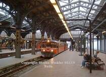 Blick in die Bahnhofshalle von Arhus. Es ist zwar ein Durchgangsbahnhof, aber am anderen Ende geht nur eine Nebenbahn raus und die Anschl�sse zur Industrie und dem Hafen. Hier steht der 60er Jahre Schienenbus der Privatbahn in der Halle. Der wendet dort nur kurz, dann geht es wieder raus aufs 
Land.
