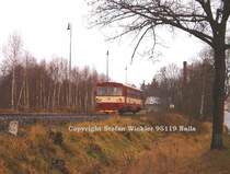 Im Dezember 2006 f�hrt ein CD Triebwagen der Reihe 810  Brotb�chse  aus As Richtung Cheb (Eger) aus. Man beachte links den Kilometerstein aus der Reichsbahnzeit mit deutscher Beschriftung. Von As (Hintergrund) geht es noch 1x am Tag nach Hranice und das Gleis nach Deutschland zum Bahnhof Selb-Pl�ssberg liegt auch noch. Leider hat man in Bayern diese Strecke mit Aussicht auf Reaktivierungserfolg unterbrochen. Vor Ort k�mpft man f�r die Wiederherstellung.