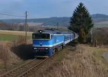 754 015 mit einem R nach Prag am 26.02.2014 bei Hodousice. 