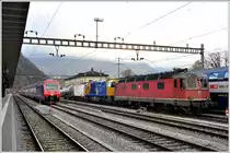 Re 6/6 11645 mit Am840  9285 8840 001-2 Typ G2000 der Firma Scheuchzer in Ziegelbrücke. (13.11.2014)
