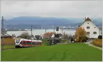 S40 8751 mit 526 058-3 im 50 o/oo Gefälle beim Leutschen oberhalb von Freienbach SOB. Auf der andern Seeseite befindet sich das Ziel des Zuges, Rapperswil. (13.11.2014)