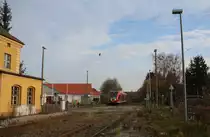 23.11.14 Templin Stadt RE 28775 nach Berlin auf dem Gleis der stillgelegten Strecke nach Prenzlau abgestellt. Links: 87.7km bis Berlin über Löwenberg - Nordbahn - rechts 93.3km über Ebesrwalde - Stettiner Bahn
