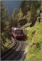 Auf dem mit Stromschiene ausgerüsten Abschnitt zwischen Finhaut und Le Trétien fährt ein neuer Stadler  M-C / TMR Triebzug talwärts. 
3. Oktober 2014