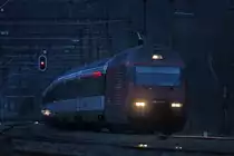 Re 460 117-5 braust bei fortgeschrittener Dämmerung mit einem Ic von Chur nach Zürich HB bei Weesen vorbei.Bild vom 22.11.2014