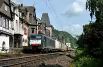 189 107 fuhr am 02.07.2013 mit einem Güterzug durch Bacharach gen Süden.