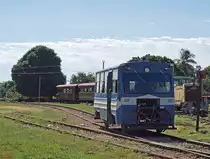 Der Triebwagen 637, der offensichtlich auf Basis eines LKW IFA W50 (aus Ludwigsfelde) entstand, fährt am 26.10.2014 aus dem nur 5 km entfernten Casilda kommend in Trinidad ein, ein Städtchen, das dieses Jahr 500. Gründungsjubiläum feiert und zum Weltkulturerbe der UNESCO gehört. Aus meiner Sicht müsste dieses
Fahrzeig da auch aufgenommen werden  