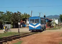 Nur noch wenige Meter, dann hat der Triebwagen 637 am 26.10.2014 sein Ziel erreicht, den Bahnhof (aus unserer Sicht wohl eher ein Haltepunkt) in Trinidad. Obwohl der
Bahnübergang nicht gesichert ist, lassen die meisten Personen (egal ob mit oder ohne Fahrzeug) etwas Vorsicht walten und schauen, ob da ein Zug kommt. Die Strecke führt dann weiter in Richtung Valle de los Ingenios, allerdings nicht für den niedlichen Triebwagen, der pendelt nur zwischen dem Hafenstädtchen Casilda und Trinidad. 