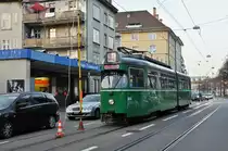 Nach einem Fahrleitungsschaden bleibt die Fahrschule, die von Weil am Rhein zurück kommt, kurz vor der Haltestelle in Kleinhüningen stehen. Die Aufnahme stammt vom 24.11.2014.
