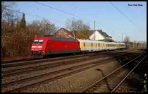 101025 und am Ende TX Logistic Taurus ES64 U2-066 waren am 24.11.2014 um 10.54 Uhr mit einem Messzug zwischen Minden und Bielefeld, hier bei der Vorbeifahrt in Hiddenhausen Schweicheln, unterwegs.