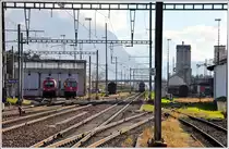 Railjet 167 mit 1116 218 nach Wien nähert sich dem Grenzbahnhof Buchs SG, wo die Fahrtrichtung gewechselt wird. Wie überall im Rheintal stehen auch hier abgestellte Schiebewandwagen bereit zum Abfüllen mit dem Exportschlager Redbull, (19.11.2014)