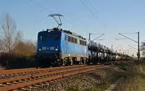 140 038 zog am 23.11.14 einen Autozug aus dem VW-Werk Zwickau durch Greppin Richtung Dessau. 