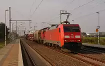 Es wird zurückgeschossen! 152 065 zog am 31.10.14 neben einem gemischten Güterzug auch 296 052 durch Rodleben Richtung Wittenberg. Bei der Durchfahrt gerieten die anwesenden Fotografen selbst in den Fokus.