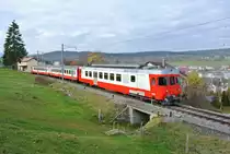 Der  neue  Sch�lerzug im Vall�e de Joux ist nun im Einsatz: Der Trieb- und Steuerwagen bekamen eine Revision und teilweise eine Neulackierung bei den TPF in Bulle. Im Bild durchf�hrt der Pendel als Leermaterialzug Le Lieu - Le Pont die Haltestelle les Charbonni�res. Der Pendel besteht aus dem RBDe (94 85 7) 567 174-8, B EWI 50 85 20-35 475-6 und ABt 50 85 39-33 202-6, 25.11.2014.