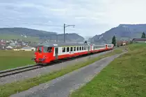 Der  neue  Sch�lerzug im Vall�e de Joux ist nun im Einsatz: Der Trieb- und Steuerwagen bekamen eine Revision und teilweise eine Neulackierung bei den TPF in Bulle. ABt 50 85 39-33 202-6, B EWI 50 85 20-35 475-6 und RBDe (94 85 7) 567 174-8 als Regio 4223 Le Pont - Le Brassus bei Ausfahrt aus les Charbonni�res, 25.11.2014.
