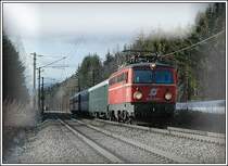 Normalerweise ist am Erlebniszug Zauberberge den ganzen Tag die gleiche Maschine am Zug. Am 6.1.2007 war das allerdings anders. 1042 013 war die dritte Maschine, die diesen Zug bespannte. Die Aufnahme entstand kurz vor der Einfahrt in den Semmeringtunnel auf der Semmering S�drampe und zeigt den von M�rzzuschlag nach Wiener Neustadt verkehrenden EZ 1968