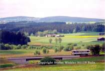 Wieder ein Bild aus dem Ascher Zipfel. Ein 810er macht sich auf den R�ckweg nach cheb (Eger) und passiert gerade die neue Br�cke �ber die Umgehungsstra�e von Asch. Die Investition der Tschechen zeigt, welche Bedeutung die Bahn dort hat. Der Gleisanschluss findet sich auch in Prospekten der Stadt Asch f�r Gewerbegebiete. Die Fortsetzung der Bahn nach Bayern (Selb) wurde leider auf bayerischem Gebiet unterbrochen, hier wollte man f�r die neue Stra�e keine Br�cke bauen......Genehmigung zur Verwendung des Bildes gibt es bei mir...