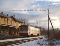 Im Januar 2005 wendet ein 810er in As Mesto, dem Ascher Stadtbahnhof an der fr�heren Privatbahn nach Rossbach/Hranice. Die im Hintergrund zu sehenden alten Lampen aus Reichsbahnzeiten sind mittlerweile weg. Nur noch einmal am Tag f�hrt das Z�gle von hier weiter nach Hranice. In 1 km entfernung von hier liegt das Gleis vom Ascher Hauptbahnhof Richtung Selb/Bayern, das der Reaktivierung harrt!  Wer sich am grossen Copyright st�rt braucht nicht posten. Die Bilder hier sind zum Ansehen und nicht zum Kopieren. Eine Verwendung geht n�mlich nur �ber mich.....