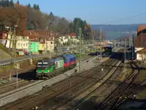193 208 von ELL zieht am 23. November 2014 die 29008 von HHPI durch Kronach in Richtung Bamberg.
