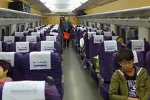 Innenansicht der Economy-Klasse im Hochgeschwindigkeitszug CRH2C-2082 von Shanghai nach Suzhou im Bahnhof Kunshan-Nan, 22.11.14. 
Man sitzt besser als in der vergleichbaren Flugzeug-Klasse. Es fehlt allerdings das Bordprogramm...