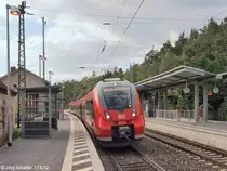 442 228 fuhr am 11.8.12 als S 3 nach Neumarkt in Ochenbruck ein. Links hinten steht das Empfangsgebäude.
