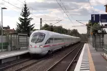 Ein ICE nach Wien raste am 11.8.12 im neuen S-Bahn-Haltepunkt Feucht Ost zwischen den Lärmschutzwänden hindurch. 