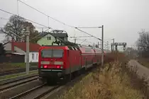 143 220 mit einem RE nach Weimar am 29.11.14 bei der durchfahrt Vieselbach .