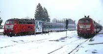 Bei starkem Schneetreiben warten 218 312-7 und 218 359-8 Ende November 1998 im Bahnhof Schliersee auf die Weiterfahrt nach München bzw. Bayrischzell