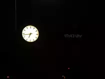 Doppelt hält besser. Hier sind die klassische Bahnhofsuhr links zu sehen und rechts ist die digitale Version welche die Fahrgäste über Verspätungen, Ausfälle usw. informiert. Manchmal kann es sein das die Digitale Anzeige erst ein paar Tage nach Zeitumstellung umgestellt wird.

Regensburg 25.11.2014