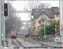 Der BDeh 3/6 der RHB kommt aus Rorschach in Rorschach Hafen an. Die Distanz zwischen beiden Bahnh�fen ist sehr kurz, was am Ausfahrsignal von Rorschach Hafen und den Einfahr- und Ausfahrvosignalen von Rorschach Bf. ersichtlich ist. (15.01.2007)