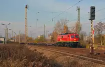 Mit leeren Containerwagen am Haken wechselte 140 003 der EBM am 22.11.14 in Leipzig-Thekla vom Streckengleis Richtung Schönefeld auf das Gleis Richtung Eilenburg.