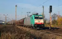 186 244 der ITL beförderte am 22.11.14 einen Schwenkdachwagenzug durch Leipzig-Thekla Richtung Engelsdorf.