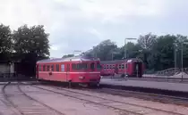 HTJ (Høng-Tølløse-Jernbane) Schienenbustriebwagen S 44 Bahnhof Tølløse (HTJ-Bahnsteig) am 25. Juli 1974. - Der Triebwagen wurde 1985 ausgemustert. - Im Hintergrund hält ein DSB-Regionalzug nach Kopenhagen über Roskilde.