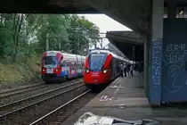 Privatbahnen in Polen: WKD S-Bahn mit EN 97-013a PESA anlässlich einer Kreuzung mit AKMWA 2150 009-0 in WARSZAWA OCHOTA am 14. August 2014.  
Foto: Walter Ruetsch
