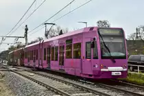4081 wurde die KVB-Eigenwerbung  KVB Abo plus  entfernt. Momentan ist er in seinem violetten Basislack im Netz anzutreffen. Hier zu sehen auf der Neusser Straße am 29.11.2014.