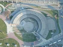 Fr�herer Rundschuppen in Toronto Union Station - aufgenommen vom CN Tower aus. Im Mai 2005 waren gerade einmal zwei Lokale in diesem Geb�ude untergebracht, darunter die  Steam Whistle Brewery . Interessant der Versuch, die Form des Hauses zu wahren, indem man die Grube der Drehscheibe und die Struktur, die durch die vom Hause wegf�hrenden Geleise erzeugt wird, konserviert. Dennoch wirkt das Ganze recht steril. Mitte Mai 2005 kHds