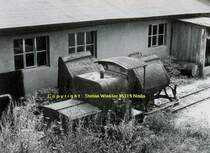 Johanneszeche nahe Wunsiedel im Jahr 1986. Nachdem man mich an der Pforte eingelassen hatte, durfte ich die Reste des Feldbahnbetriebs fotografieren. Hier steht die seltene Ruhrtaler-Lok neben der Werkstatt. Wurde scheints schon l�nger nicht mehr benutzt. Da ich speziell in dem Bereich meine schlechte Erfahrung mit Mi�brauch des Urheberrechts machte (da wird halt einfach ein anderer Name angegeben und trotz fehlender Erlaubnis abgedruckt) ist hier ein deutliches Copyright angegeben. Ein Strafverfahren gegen die 2 Leute, den Verwender und den der seinen Namen hergab, bleibt vorbehalten, gell Dr. M.E.  Sonst Abdruckerlaubnis bei mir!