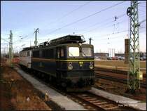 Ein Schnappschu� aus dem fahrenden RE gelang mir (mit Hilfe einer Langsamfahrstelle) am Kraftwerk J�nschwalde. Hier die sehr edel wirkende WAB51 in Orient Express-Lackierung, mit der grauen WAB52 im Hintergrund bei leider noch etwas tr�ben Morgenlicht. Peitz Ost, 17.01.07.