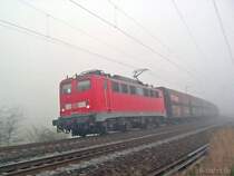 Aus dem Nebel: BR 140 864-0 am 15.1.2007 bei Gau-Algesheim.
