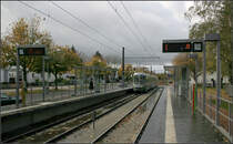 Bartold-Knaust-Straße -

Haltestelle  Bartold-Knaust-Straße  an der Linie 3 in Hannover-Oberricklingen. Die Hochbahnsteige entstanden im Jahre 2003. 

01.11.2006 (M)