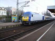 DE 2000-01 ist mit der NOB nach Westerland in Elmshorn angekommen. Der Zug ist gebildet aus DR-Wagen. (Fr�hjahr 2006)