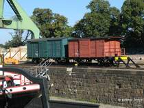 Die beiden gedeckten Güterwagen 18375 Gm und 18430 Gml der Königlich Sächsischen Staatseisenbahn stehen im Museumsbereich des Alberthafen Dresden, 10.09.2006
