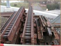 Wegen des Depotneubaus in Heiden musste Gleis 2 vor�bergehend abgebaut werden. Teile der Riggenbach-Zahnstange warten auf den Wiedereinbau. Rechts ist das Einf�hrungsst�ck f�r das Zahnrad zu sehen. (Heiden 15.01.2007)