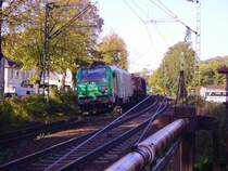 437023 zieht einen G�terzug durch K�nigswinter (Oktober 2006)