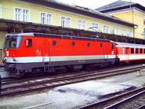 Die 1044 042 auf Gleis 1 in Salzburg Hbf am 13.04.2006 mit Schlierenwagen am harken.