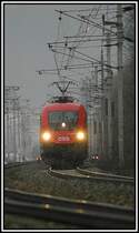 Bild 2: IC 538  WIFI Karriere-Express  von Villach nach Wien am 26.2.2006 bei nicht gerade gutem Fotowetter bei der Durchfahrt in Gloggnitz.