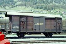 RhB - Gb 5909 am 10.05.1994 in Samedan - Gedeckter G�terwagen 2-achsig mit 1 offenen Plattform - Baujahr 1931 - SWS - Gewicht 7,76t - Zuladung 15,00t - L�P 8,50m - zul�ssige Geschwindigkeit Aufkleber 70 km/h - �2=12.09.1992 - Lebenslauf: ex K� 5709 - 1950 K� 5909 - 1969 Gb 5909 - 09/1996 Abbruch - Hinweis: gescanntes Dia.
