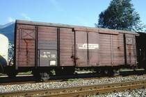 RhB - Gb 5911 am 11.08.1992 in Trimmis - Gedeckter G�terwagen 2-achsig mit 1 offenen Plattform - Baujahr 1925 - SWS - Gewicht 7,72t - Zuladung 15,00t - L�P 8,50m - zul�ssige Geschwindigkeit Aufkleber 70 km/h - �2=29.07.1988 - Lebenslauf: ex ChA K� 105 - 1938 K� 121 - 1942 RhB K� 5711 - 1950 K� 5911 - 1969 Gb 5911 - 10/1996 Abbruch - Hinweis: gescanntes Dia.

