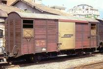 RhB - Gb 5915 am 30.05.1990 in Tirano - Gedeckter G�terwagen 2-achsig mit 1 offenen Plattform - Baujahr 1960 - FFA/RhB - Gewicht 7,32t - Zuladung 15,00t - L�P 8,44m - zul�ssige Geschwindigkeit 65 km/h - Lebenslauf: ex K� 5915 - 1969 Gb 5915 - 01/1996 Xk 9325 - Hinweis: gescanntes Dia.
