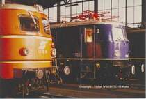 Hier ein Scan eines Abzuges mit Motiv von 1984. Zum Abschied der Altbau-elloks bei der DB treffen sich in W�rzburg die DB und �BB-Variante der E 18. Das Dia zeigt mehr Details in der Abendsonne. Aber hier doch mal dennoch ein interessanter Blickwinkel...